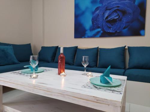 En restaurang eller annat matställe på Modern Quiet Apartment in the Center of Rhodes