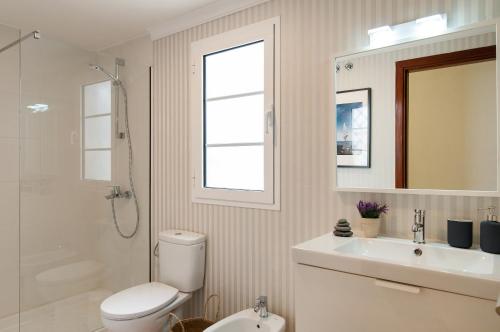 y baño con aseo, lavabo y ducha. en Arizona Apartment, en Puerto de Mogán