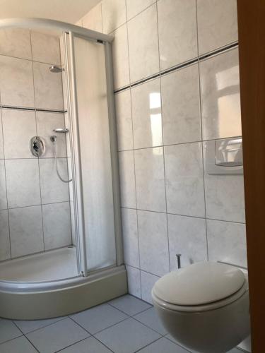 uma casa de banho com um WC e um chuveiro em Gasthof zum Bären em Bühlertann