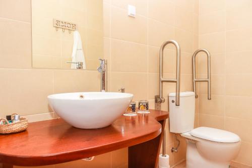 a bathroom with a sink and a toilet at Casa da Tita in Salir