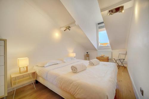 une chambre avec un grand lit blanc avec des serviettes dessus dans l'établissement IMMOGROOM - 5min from the Festival Palace - AC - Wifi - Center, à Cannes