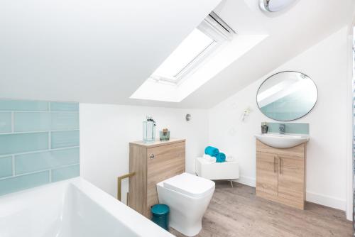 Ένα μπάνιο στο Lincoln 4-Beds Sleeps 13 Hot Tub & Pet Friendly