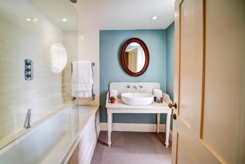 Bilik mandi di High Force Hotel
