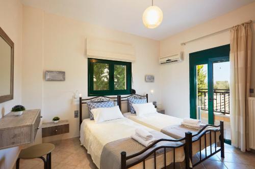 En eller flere senge i et værelse på Dina & Pelagia Villas, Serene Country Escapes, By ThinkVilla