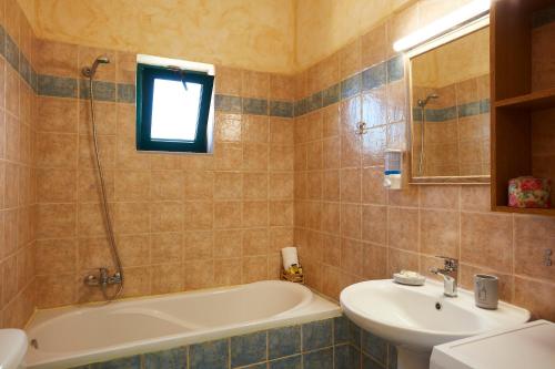 Koupelna v ubytování Dina & Pelagia Villas, Serene Country Escapes, By ThinkVilla