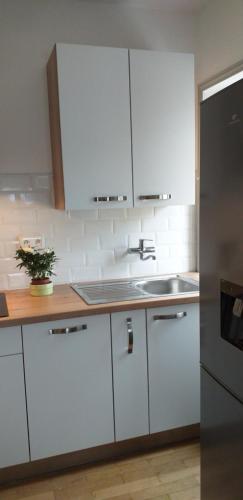 Η κουζίνα ή μικρή κουζίνα στο AU 13 : FENETRES SUR ARROMANCHES