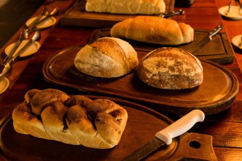 São João do MarinheiroにあるEco Resort Foz do Marinheiroのテーブルの上の皿の上に置かれた3つのパン