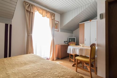 Studio apartment in Savudrija with Seaview, Terrace, Air condition, WIFI (123-2) tesisinde bir odada yatak veya yataklar