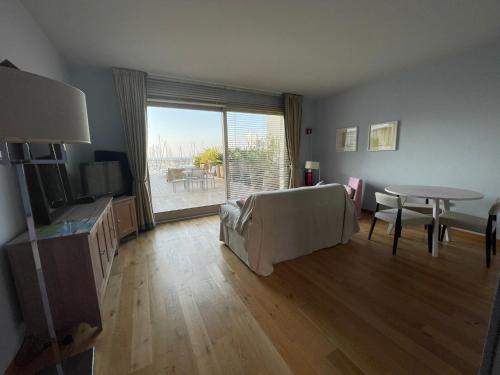 A kitchen or kitchenette at Appartamenti Vacanze Marina di Scarlino