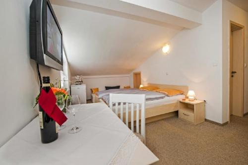 Room in Rovinj with air conditioning, Wi-Fi (230-4)