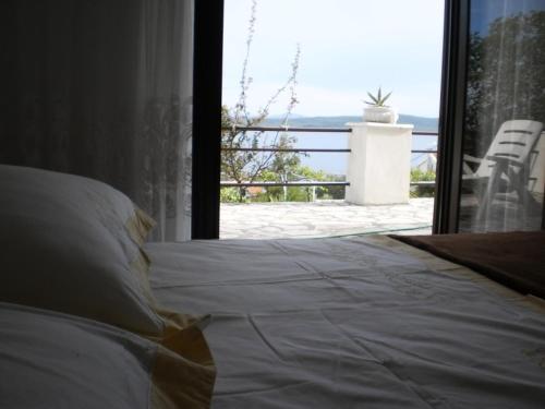 een slaapkamer met een bed en uitzicht op de oceaan bij Apartment in Zavala with sea view, terrace, air conditioning, WiFi (3576-1) in Zavala