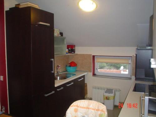 Kuchyňa alebo kuchynka v ubytovaní Seaview Apartment Omisalj 3623-4