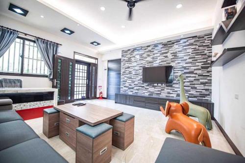 een woonkamer met een bank en een tv bij 樂洋洋民宿 in Magong