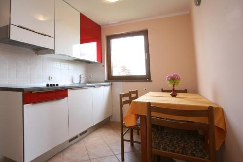 cocina con mesa con sillas y ventana en Apartment in Porec with Balcony, Air conditioning, Wi-Fi (3794-5) en Poreč