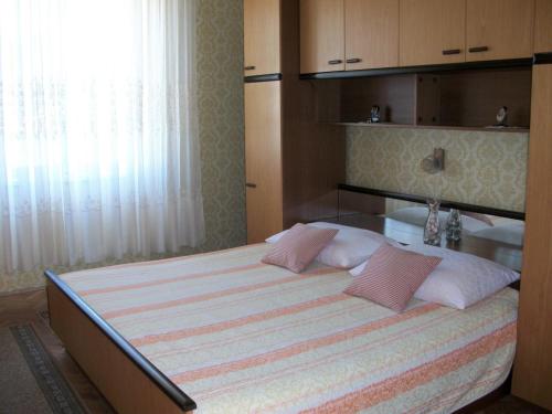 Ліжко або ліжка в номері Apartment in Banjol with sea view, terrace, air conditioning, Wi-Fi (3803-1)