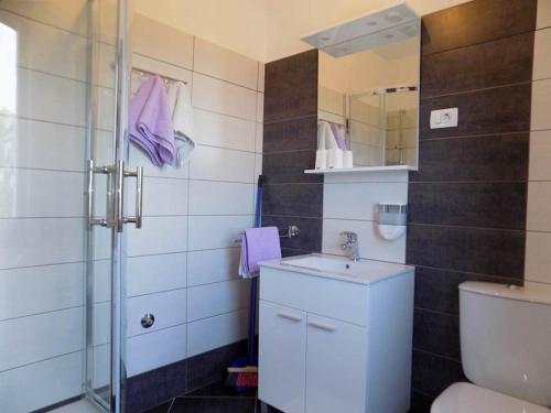 W łazience znajduje się toaleta, umywalka i prysznic. w obiekcie Apartment in Mošcenicka Draga with sea view, terrace, air conditioning, Wi-Fi (4364-6) w mieście Mošćenička Draga