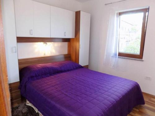 fioletowe łóżko w sypialni z oknem w obiekcie Apartment in Mošcenicka Draga with sea view, terrace, air conditioning, Wi-Fi (4364-6) w mieście Mošćenička Draga