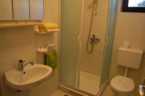 Koupelna v ubytování Apartment in Supetarska Draga with sea view, terrace, air conditioning, WiFi 4552-9