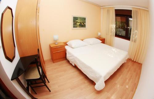 Posteľ alebo postele v izbe v ubytovaní Apartment in Trogir with Terrace, Air conditioning, Wi-Fi (4787-1)
