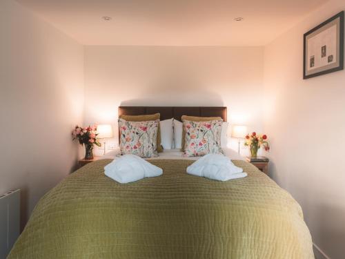 um quarto com uma cama verde e 2 almofadas em Monkstadt No 6 -Jessie's Hideaway em Portree
