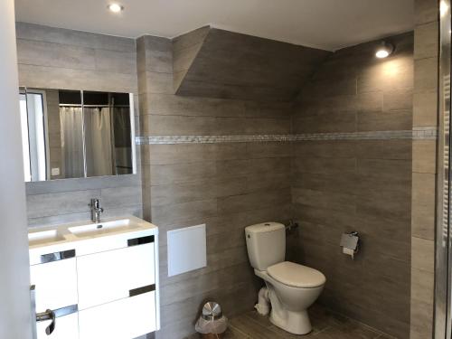 a bathroom with a toilet and a sink at Appartement Du Lac in Hossegor