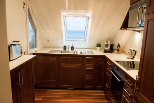 A cozinha ou cozinha compacta de fewo1846 - Baltic Lodge - komfortable Maisonettewohnung mit 3 Schlafzimmern, Balkon und Blick auf die Marina Sonwik