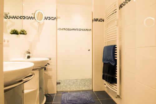 a bathroom with a sink and a shower at fewo1846 - Baltic Lodge - komfortable Maisonettewohnung mit 3 Schlafzimmern, Balkon und Blick auf die Marina Sonwik in Flensburg