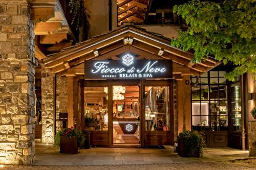 a store front with a sign that reads trees of were with hearts and stars at Fiocco di Neve Relais & SPA in Limone Piemonte