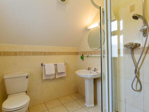 A bathroom at Tudor House Guest House