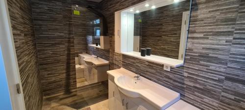 a bathroom with two sinks and a mirror at Oura - Large Villa - Private Pool - 5 Bedrooms in Albufeira