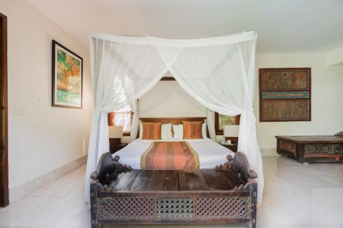 En eller flere senge i et værelse på Top 5 star BALI RESORT VILLA KARUNA 4 bedrooms