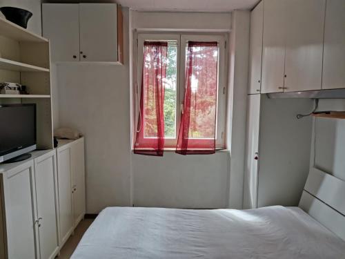 ローマにあるTre Colli Romaの白いベッドルーム(ベッド1台、窓付)