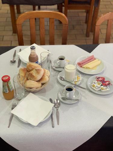 un tavolo con un piatto di pasticcini e tazze di caffè di Kualquer Koisa a Tondela