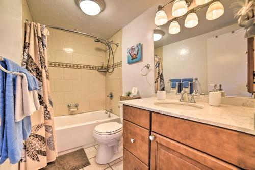 Ocean-View Kihei Condo with Lanai Steps to Beach! tesisinde bir banyo