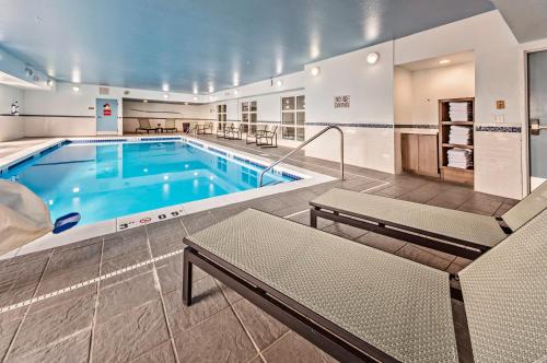 einen Pool in einem Gebäude mit Pool in der Unterkunft Staybridge Suites - Cedar Rapids North, an IHG Hotel in Cedar Rapids