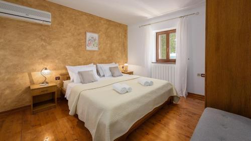 Postel nebo postele na pokoji v ubytování Stone villa Zamask with a pool and a lovely view