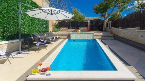 Kolam renang di atau dekat dengan Villa Patrick by Villas Holiday