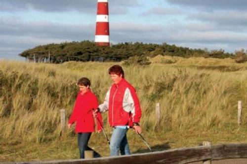 ZEEDUIN, met ZONNIG TERRAS - volledige KEUKEN- Resort Amelander Kaap, Incl verwarmd Hotel-ZWEMBAD nabij Dorp, Duinen en Strandの宿泊客