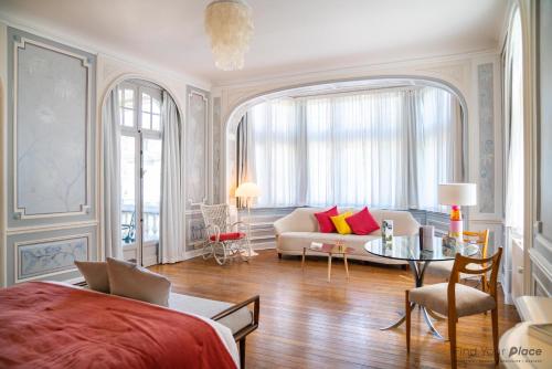 um quarto com uma cama, uma mesa e um sofá em Les Sorbiers em Heer