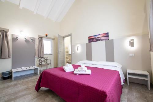um quarto com uma cama com um cobertor rosa em Le PALME em Parma