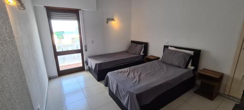 Habitación pequeña con 2 camas y ventana en 402 - Oura - 2 Bedroomed Apartment - Sea View, en Albufeira