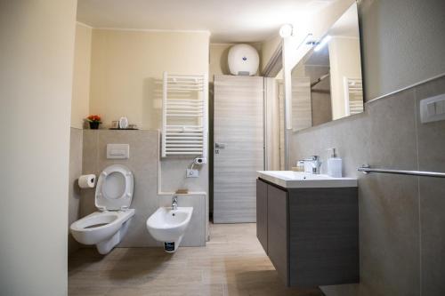 a bathroom with a toilet and a sink and a toilet istg at Le PALME in Parma