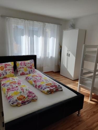 ein Bett mit zwei Kissen darauf in einem Schlafzimmer in der Unterkunft Apartment Tony in Interlaken