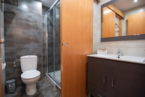 ein Badezimmer mit Toilette, Waschbecken und Dusche in der Unterkunft Attic Deltarelax in Deltebre