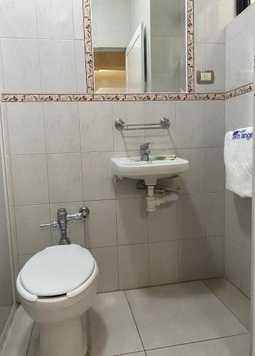 a bathroom with a toilet and a sink at Hotel San Angel Cerca Del Acuario in Veracruz