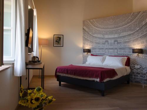 um quarto com uma cama com uma parede de tijolos em Antico Sipario Boutique Hotel, BW Signature Collection em Paciano