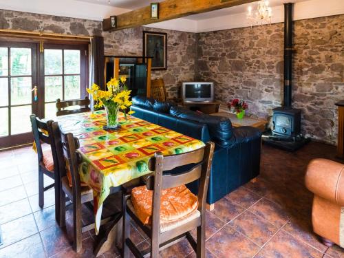 - une salle à manger avec une table et un canapé dans l'établissement The Barn, à Fethard-on-Sea