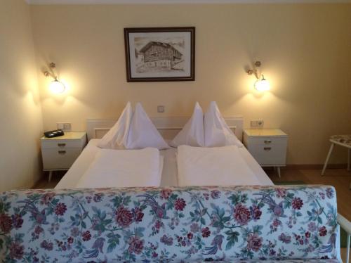 ein Hotelzimmer mit 2 Betten und einem Sofa in der Unterkunft Ferienhaus Emberger in Wagrain