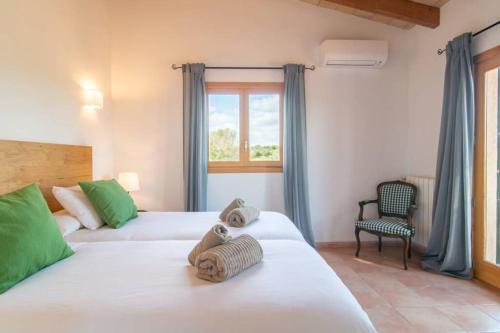 Postel nebo postele na pokoji v ubytování Traditional house Casa Binitaref with pool in Sineu