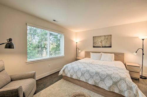 - une chambre avec un lit, un canapé et une fenêtre dans l'établissement Modern Seattle Area Home Near Parks and Beaches, à Bothell